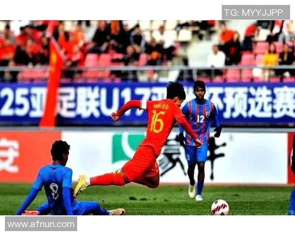 中国队迎战韩国队世界杯预选赛全力争胜展现足球激情与荣耀